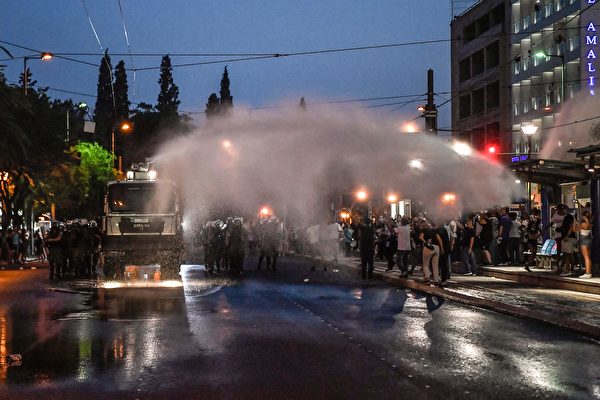 組圖：雅典數千民眾抗議強制打疫苗 遭警驅離