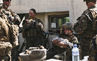 美国女兵阵亡 怀抱阿富汗婴儿温馨照曾广传