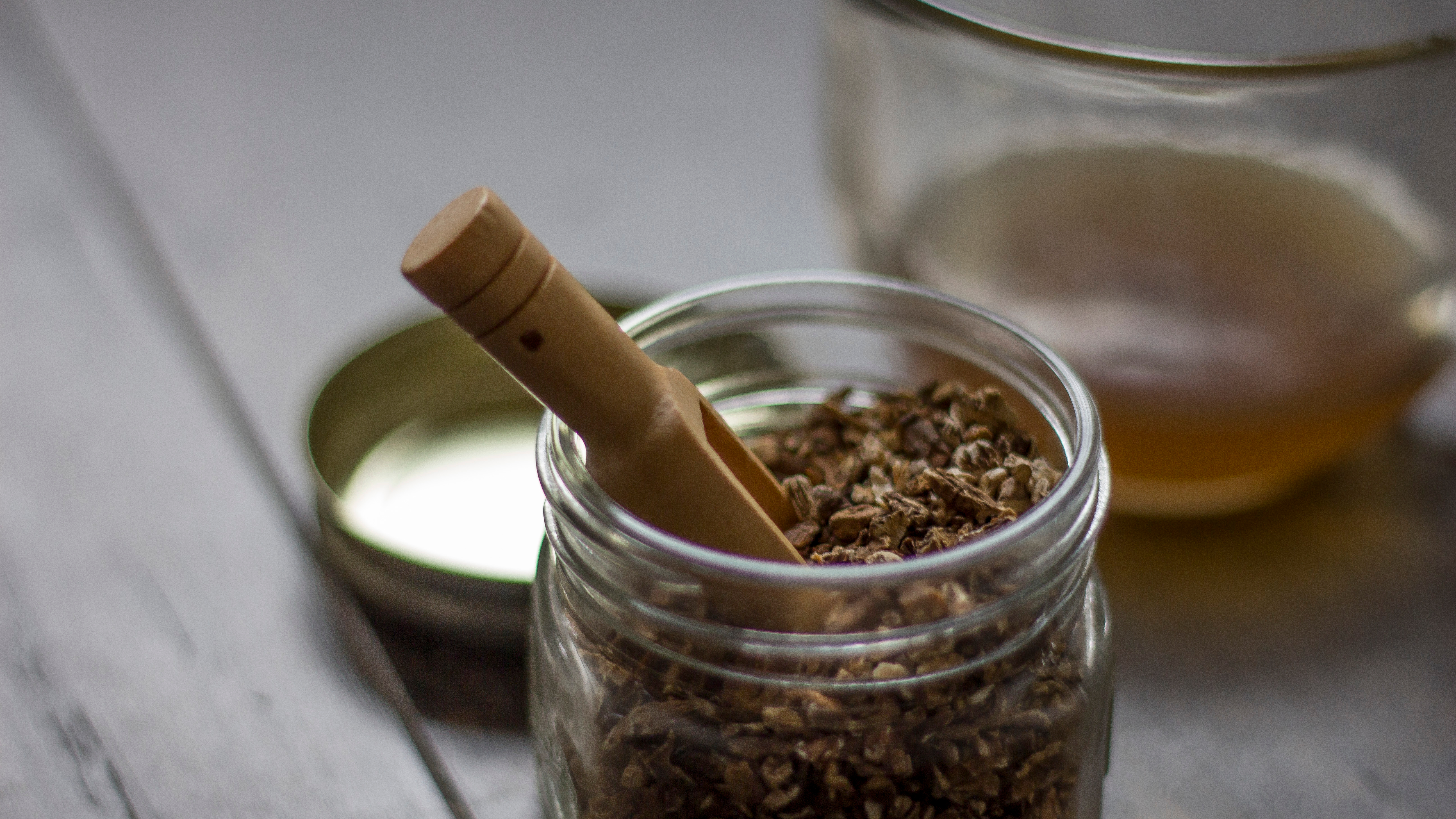保存蒲公英茶最好用深色不透明的玻璃罐或錫罐。（Shutterstock）