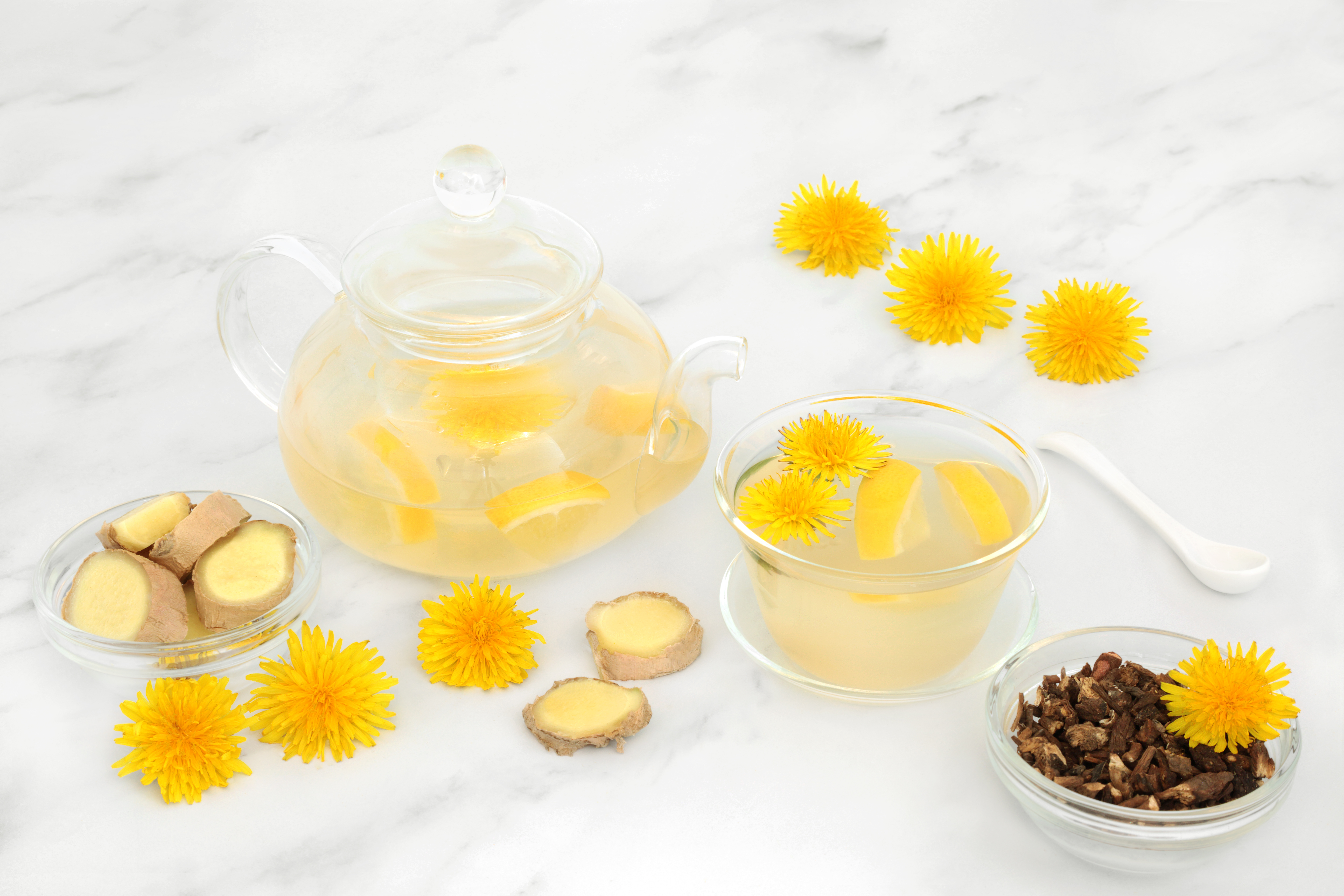 蒲公英花茶搭配薑片或檸檬，提升免疫力，降血壓。（Shutterstock）