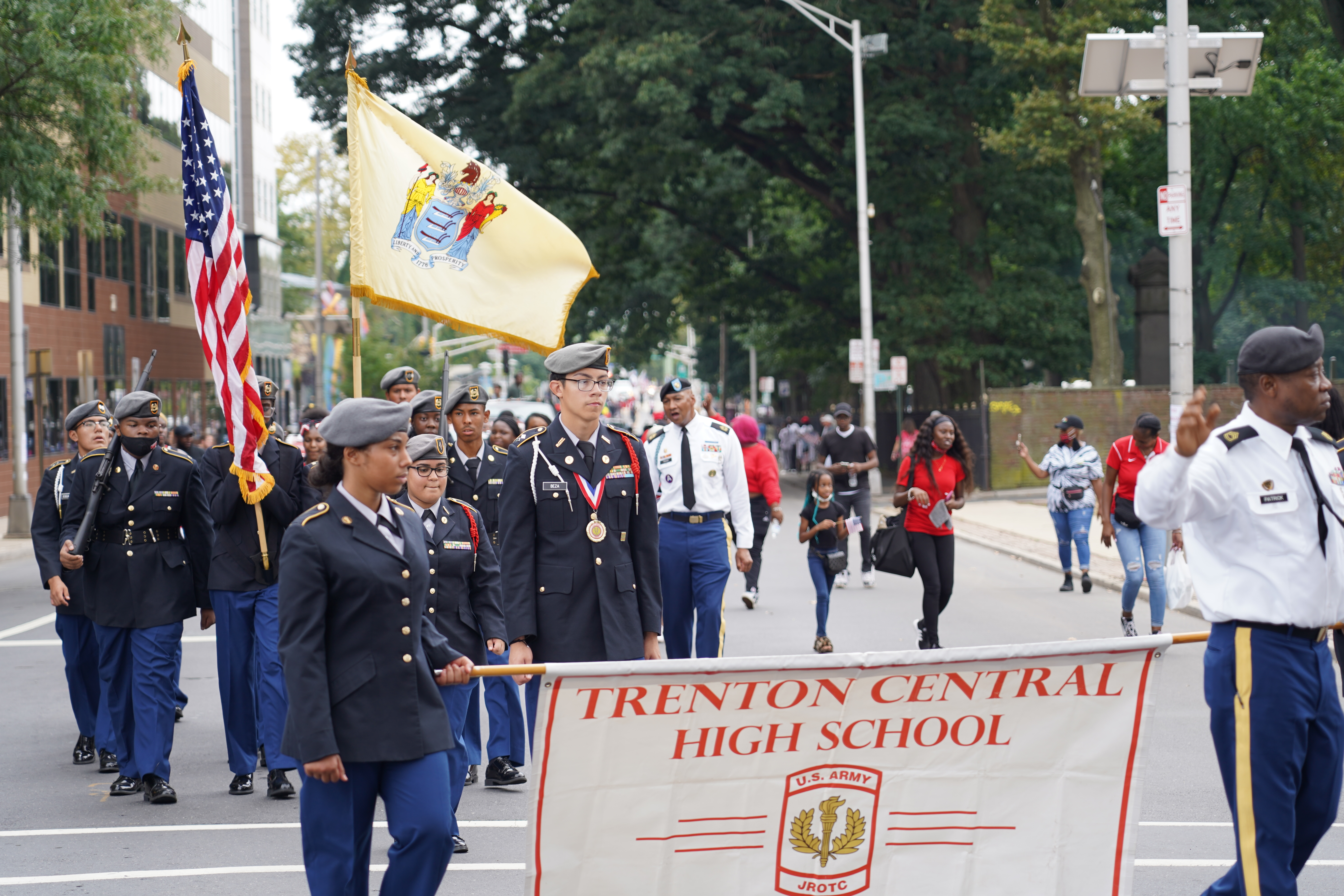 8月29日下午,新澤西州特倫頓市(Trenton)舉辦遊行,慶祝奧運金牌得主阿辛‧穆(Athing Mu)的成功。穆的母校特倫頓中央高中學生也參加了遊行。(楊茜/大紀元)