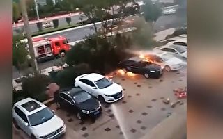 云南一辆轿车突然起火 两幼儿不幸遇难