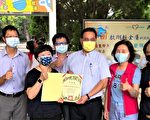 师生开学分流到校 企业捐赠防疫通道