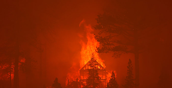 组图：加州山火烧至南太浩湖 大批居民撤离