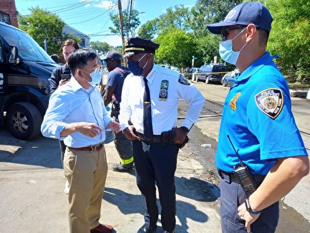 Flushing City Councillor Gu Yaming and the City Police Department investigate outside the house where a family was drowned in Flushing.