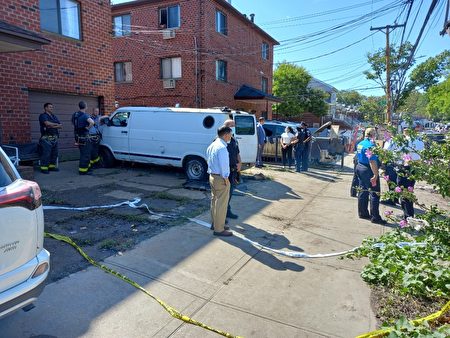 Flushing City Councillor Gu Yaming went to the house where the accident occurred to find out the situation.