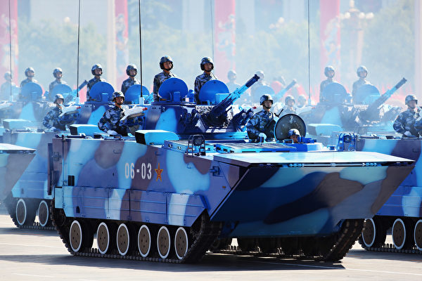 2009年10月1日，中共的新式战车参加天安门广场阅兵，应为05式两栖战车沿用至今。（Feng Li/Getty Images）