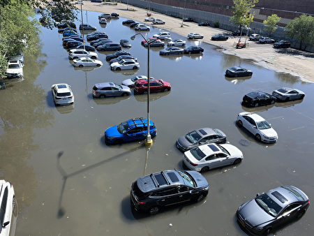 紐約市很多汽車泡在水中。