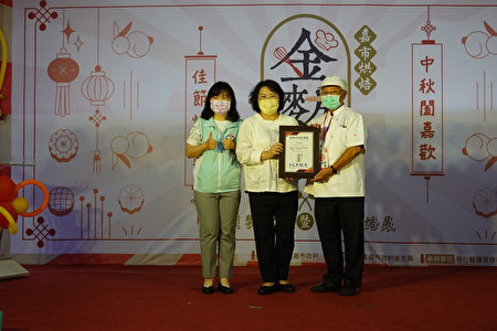 市长颁金(麦方ㄆㄤヽ)奖给新台湾饼铺老板。