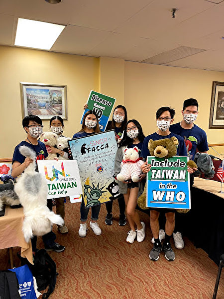 青年志工学员展示各类支持台湾的展板，告诉国际友人台湾参与国际社会的重要性。