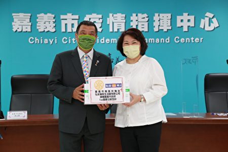 市長黃敏惠（右）感謝嘉義市南區扶輪社社長陳俊男（左）捐贈細空針。