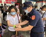 维护高龄者用路安全 基警发送反光手环