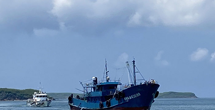 大陆渔船越界违法捕鱼 遭台湾海巡队扣押