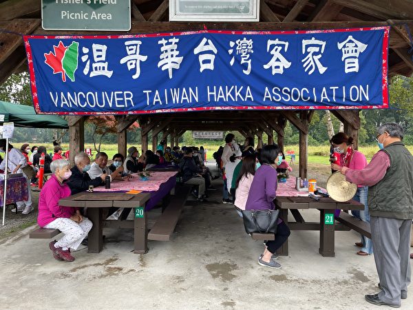 圖：溫哥華台灣客家會於9月5日在Deas Island聚會歡度中秋/重陽節。（李飛雁/大紀元）