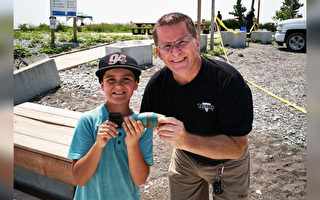加拿大10歲男孩與外公釣魚 釣到迫擊炮彈