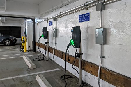 图为Delancey-Essex市立停车场的Level 2充电站。