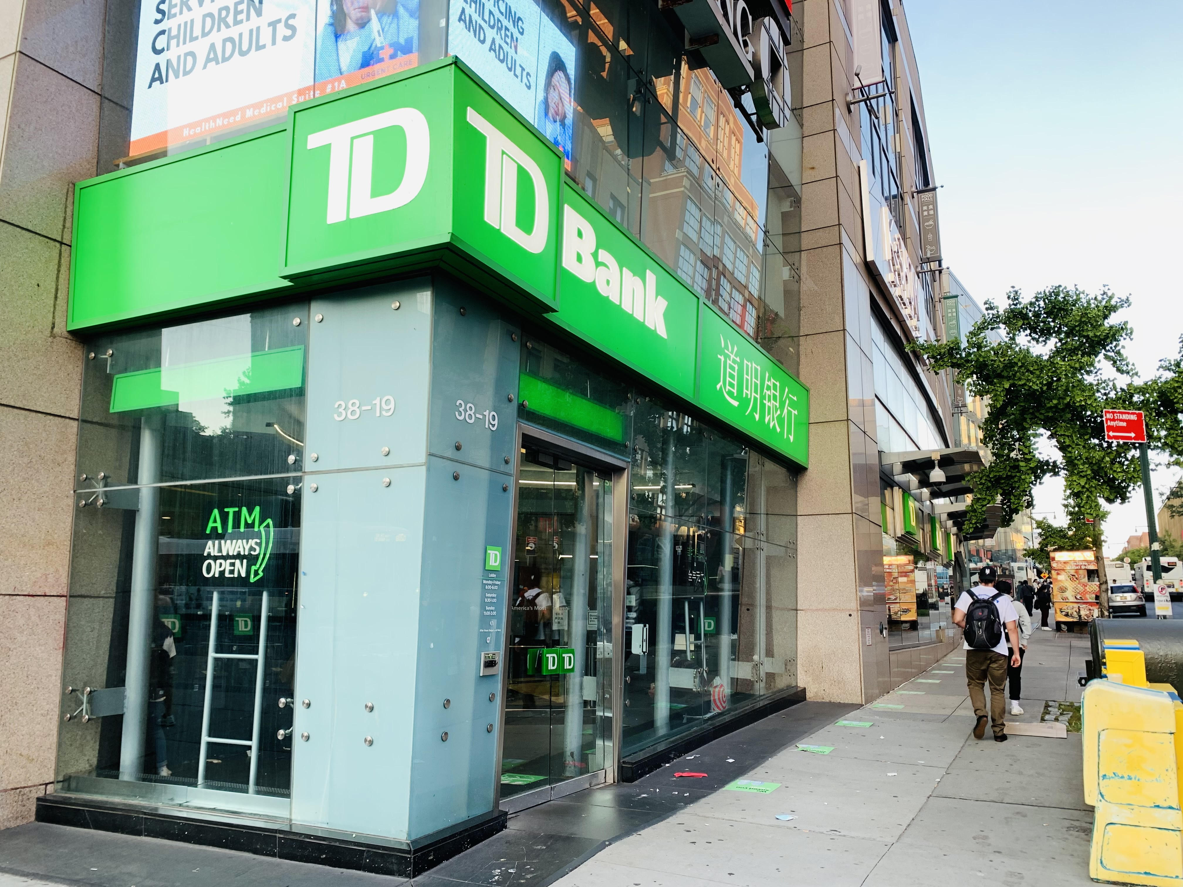 华人到法拉盛的银行存钱8万现金被抢| 持枪抢劫| 大纪元