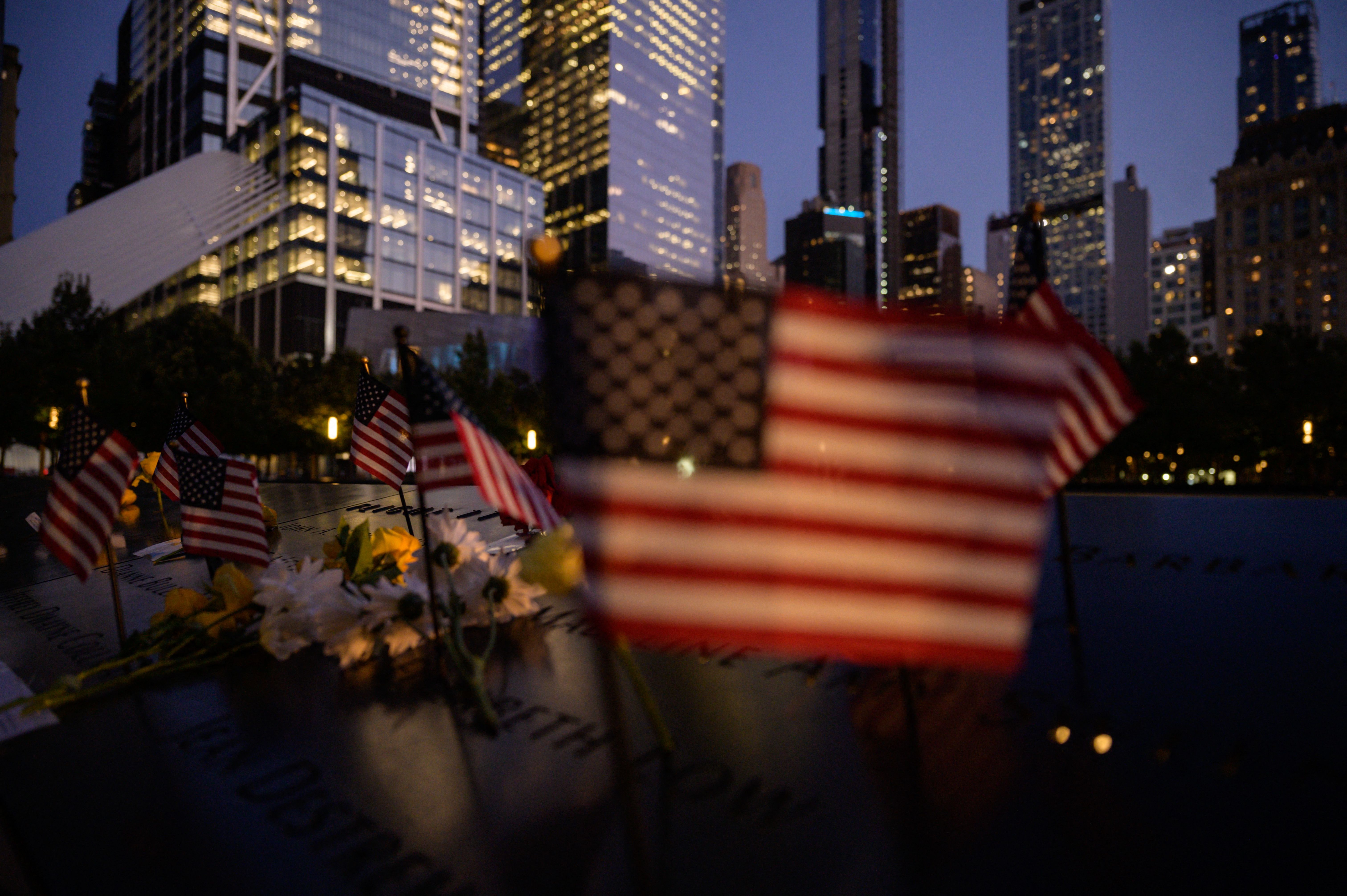 2021年9月10日，紐約9/11紀念館前悼念2001年恐怖襲擊。(ED JONES/AFP via Getty Images)