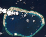 美国驱逐舰驶过南海美济礁 藐视中共“新规”