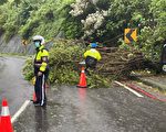基隆沿岸卷起巨浪  林右昌：非必要勿出门