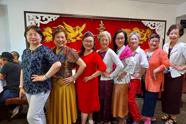 图：三联市中华协会姐妹们，8月25日于高贵林的潮楼海鲜酒家欢聚一堂。（邱晨/大纪元）