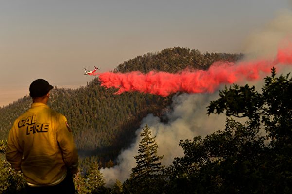 北加州两大山火控制率达65% 当局仍不敢大意