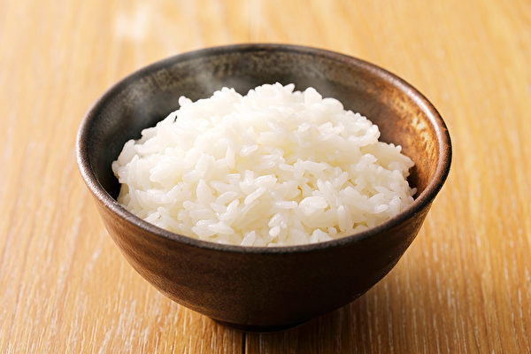 白米饭等食物吃太少，肠道无法旺盛蠕动，可能引起便秘、痔疮。(Shutterstock)