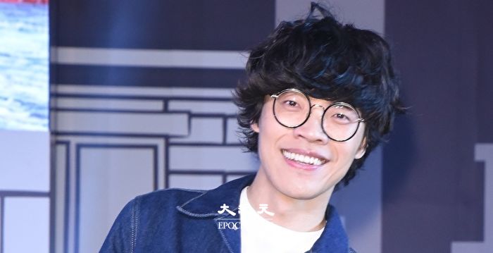 卢广仲公开专辑视觉照 出道13年首摘眼镜