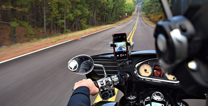 把iPhone架在摩托车上 恐损及这项功能