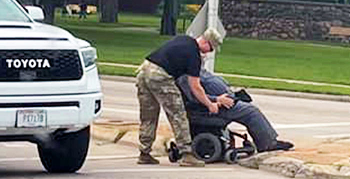 士兵当街停车帮助坐轮椅男过马路 感动网友