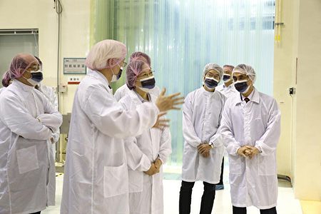 總統蔡英文（左3）14日上午到訪總部位於新竹市的國家太空中心，視察我國研發自製的「獵風者衛星」。