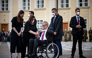 捷克總統澤曼週四出院 檢測呈陽性又送醫