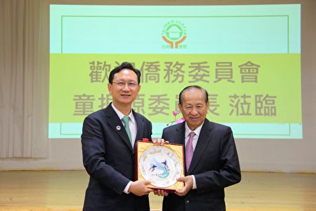 侨委会委员长童振源向台湾会馆理事长苏春槐致赠台湾瓷盘。
