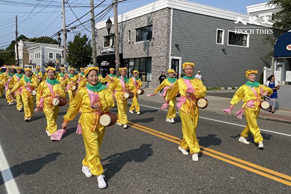 紐約法輪功腰鼓隊參加長島遊行 帶去中華文化