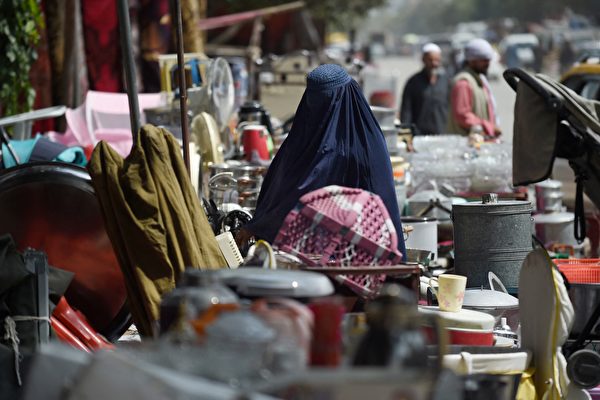 塔利班治下阿富汗经济恶化 民众卖家当买食物