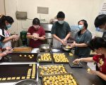 中秋佳节手作糕点 双青少年给长者送暖