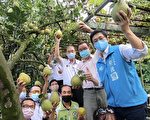 立委蔡适应捐文旦慰劳清洁队及义消人员