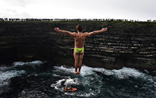 組圖：愛爾蘭懸崖跳水賽 挑戰膽識與技術