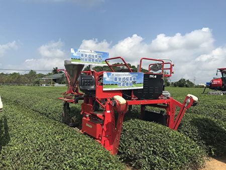 茶改場開發的施肥及修邊附掛機械。