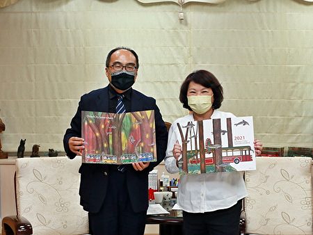  经济部工业局局长吕正华(左)与嘉义市市长黄敏惠。