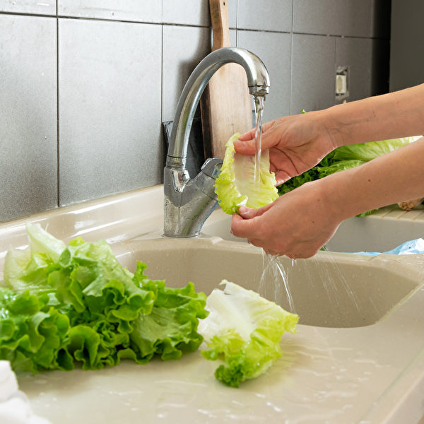 Woman,Hand,Washing,Lettuce,In,Kitchen,生菜,洗生菜