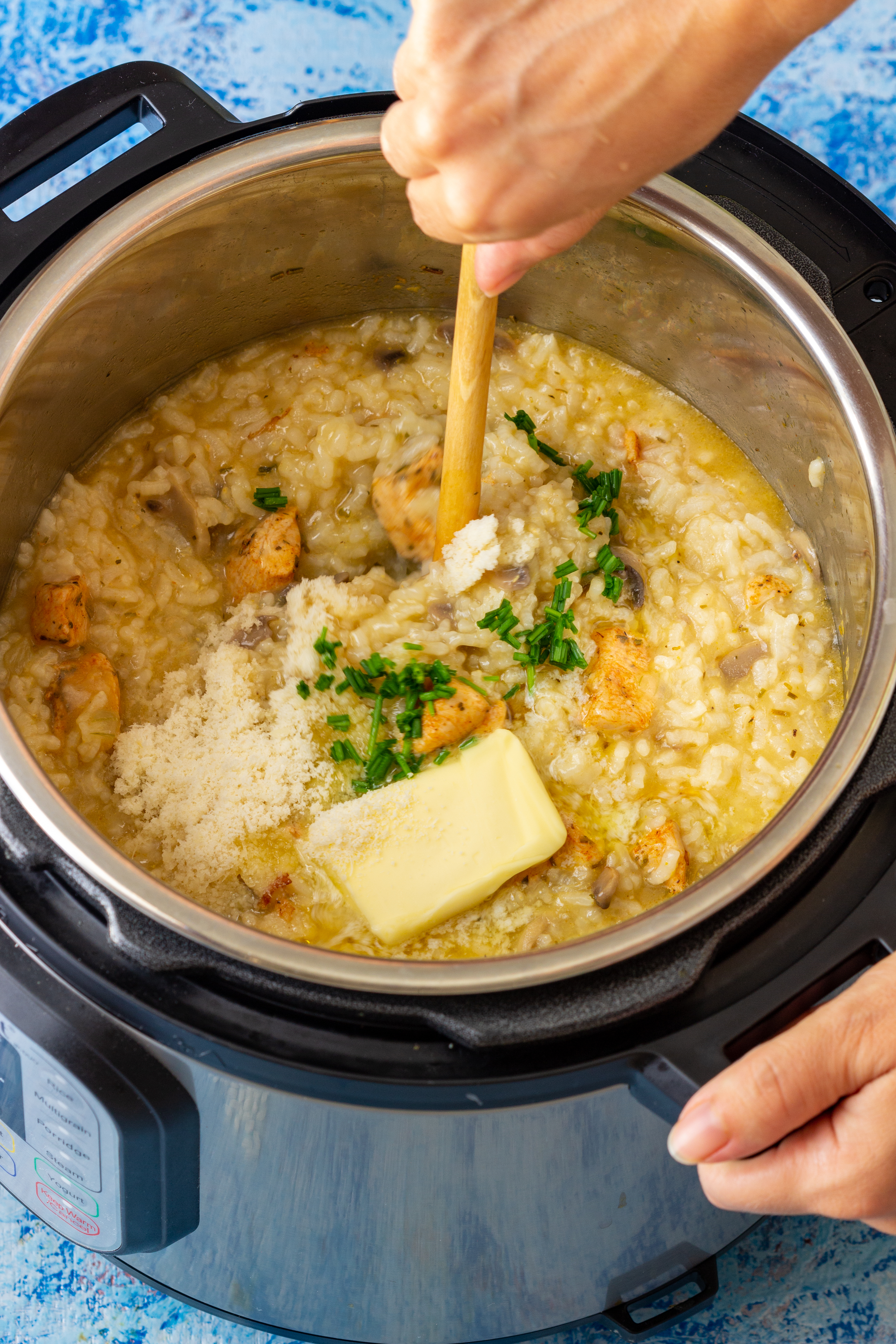Instant Pot（电子压力锅）只需蒸气压力便能烹煮，不用加入任何食用油，如此不仅饮食健康，还能省下买油的钱。图为用电子压力锅煮意大利鸡肉炖饭。（Shutterstock）