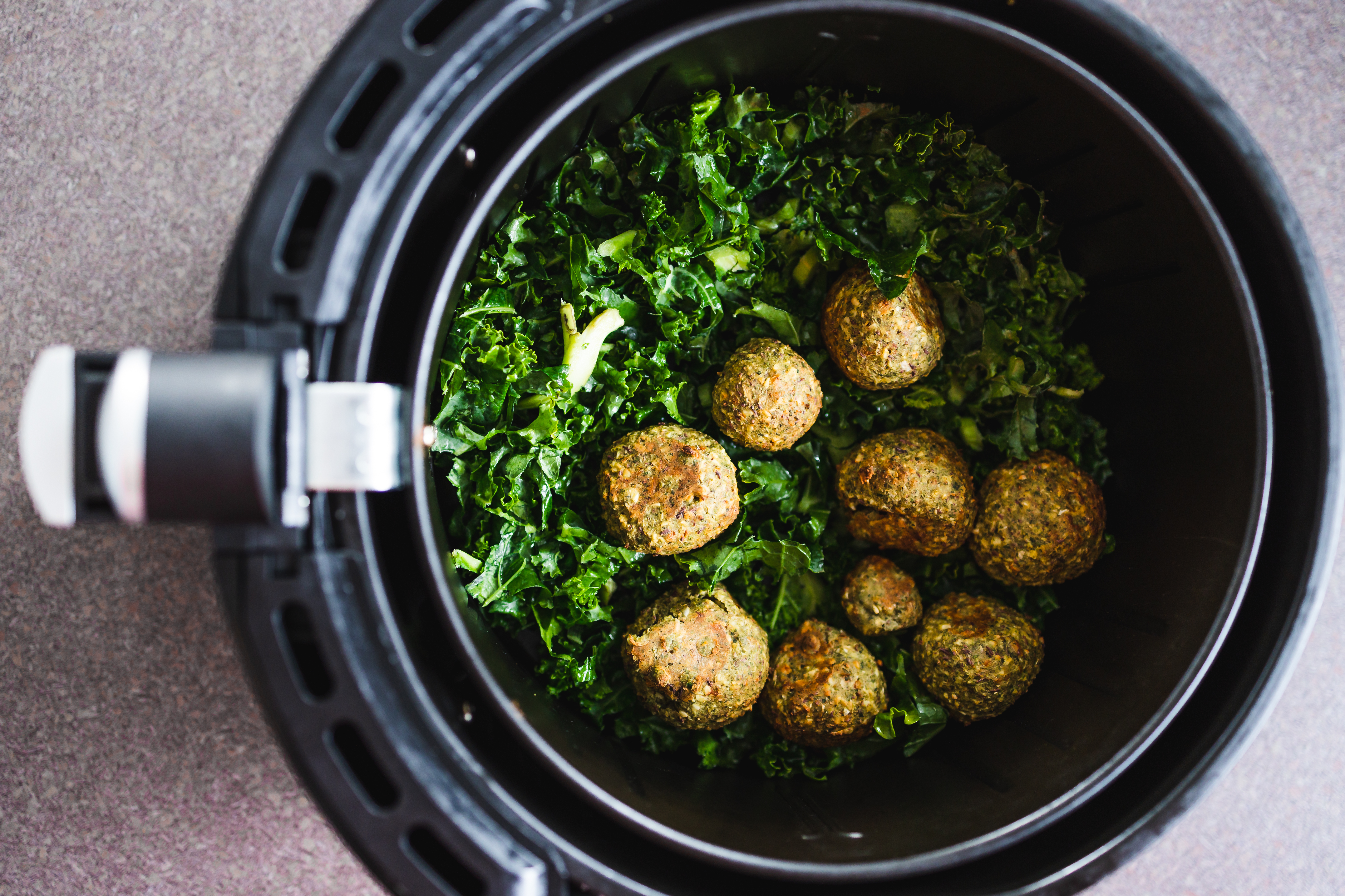 如果想要用Instant Pot（电子压力锅）气炸羽衣甘蓝，还要多买一个气炸锅盖。图为用气炸锅炸羽衣甘蓝和蔬菜球。（Shutterstock）