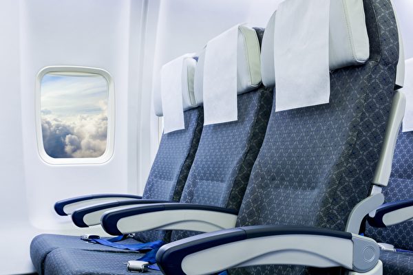 飞机上一排三个座位 谁能使用中间的扶手？