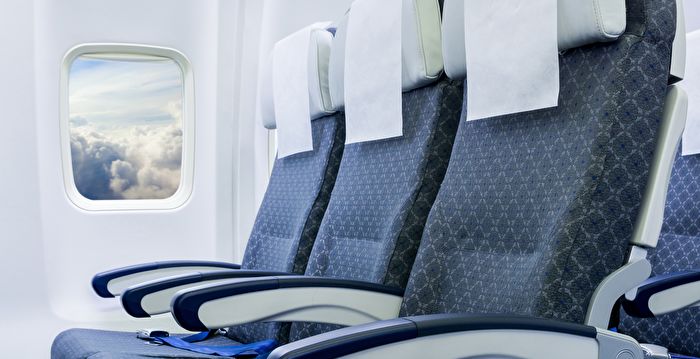 飞机上一排三个座位 谁能使用中间的扶手？