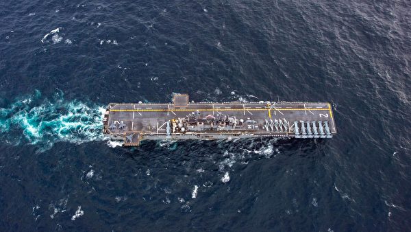 9月13日，里根号航母离开后，两栖攻击舰埃塞克斯号（LHD 2）在阿拉伯海巡弋，成了美国海军在中东的主力。（美国海军）