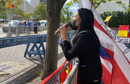 Zhang Xiaoning, a female university student in Beijing, angrily accused the Beijing police of raping her in front of the UN gate on September 21.