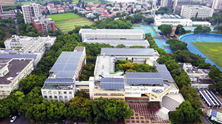 中央大学太阳光电之设计总面积达2,642峰瓩 (kWp) ，为友善地球绿色指标学校之一。