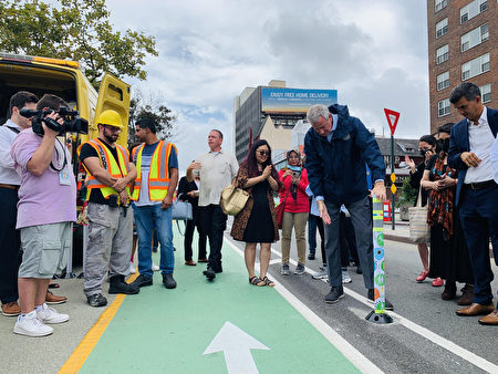 周三（9月22日）下午，白思豪在与70街交界处的皇后大道上装上了第一个将汽车道与自行车道分开的隔离杆。