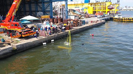 國立中山大學開發的臺灣第一艘「MIT迷你型潛艇」，在中信造船廠區水下5公尺首度完成「載人入艙」潛行系統測試及「固定深度航行」測試。